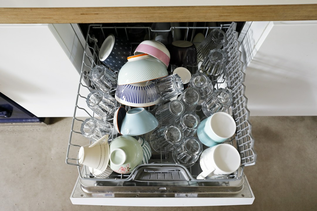 Czy kubki i talerze ceramiczne można myć w zmywarce?